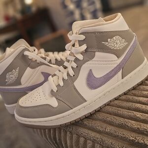 The "Photon Dust/Atmosphere Grey/White" colorway in size 8.5 Women / 7Y